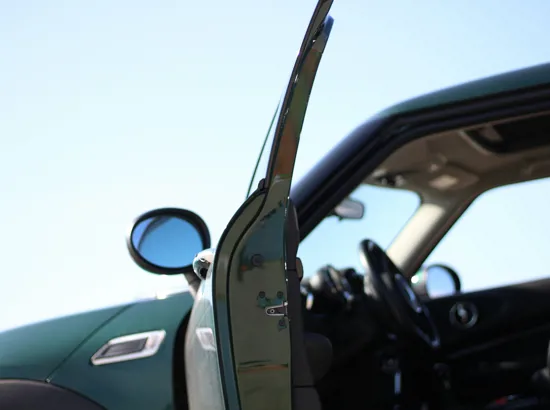 En leasingbil der holder parkeret med bildøren åben.