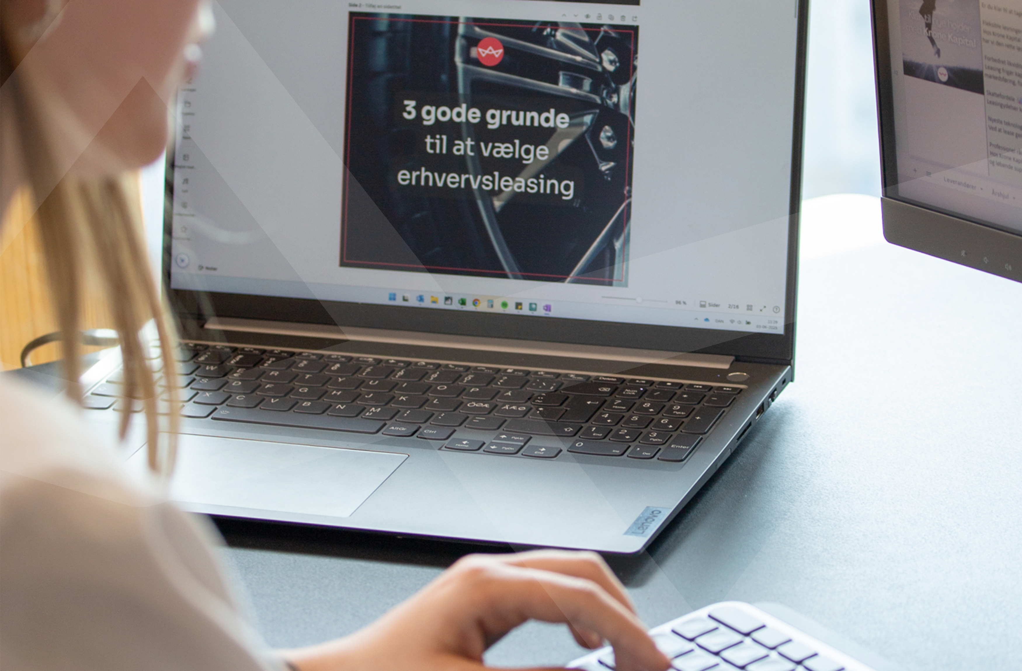 Kollega arbejder på at finde 3 gode grunde til at vælge erhversleasing. Med Krone Kapital logo.