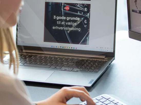 Kollega arbejder på at finde 3 gode grunde til at vælge erhversleasing. Med Krone Kapital logo.