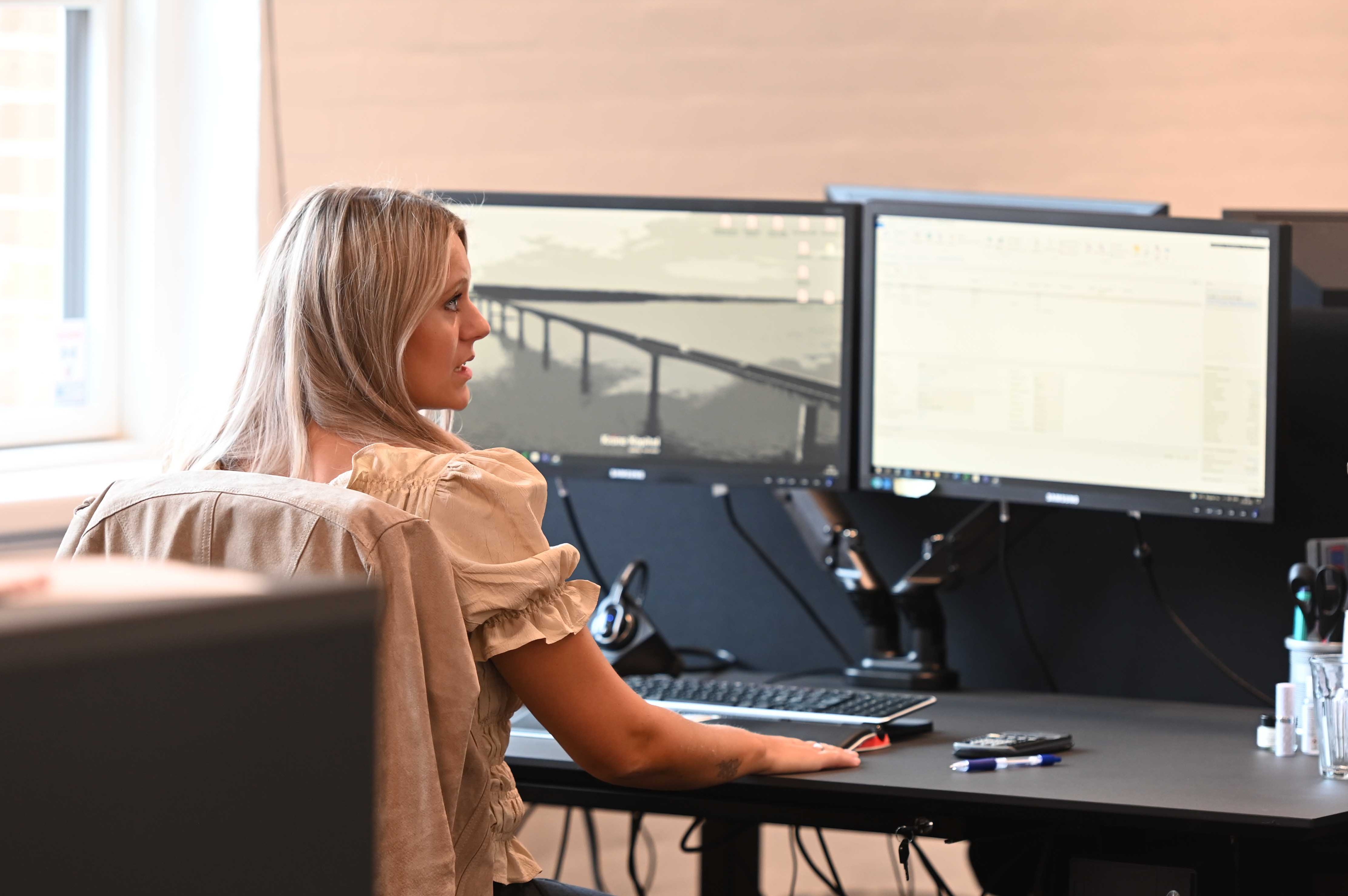 Vores teamleder i kundeservice sidder ved sin computer på kontoret i Nykøbing