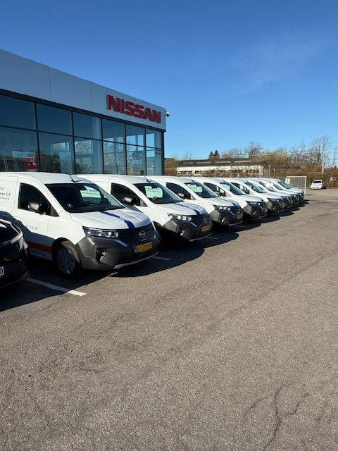 Nissan varevogne der står foran forhandleren.