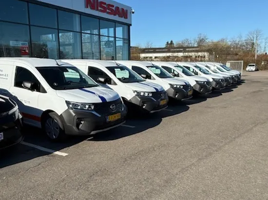 Nissan varevogne der står foran forhandleren.