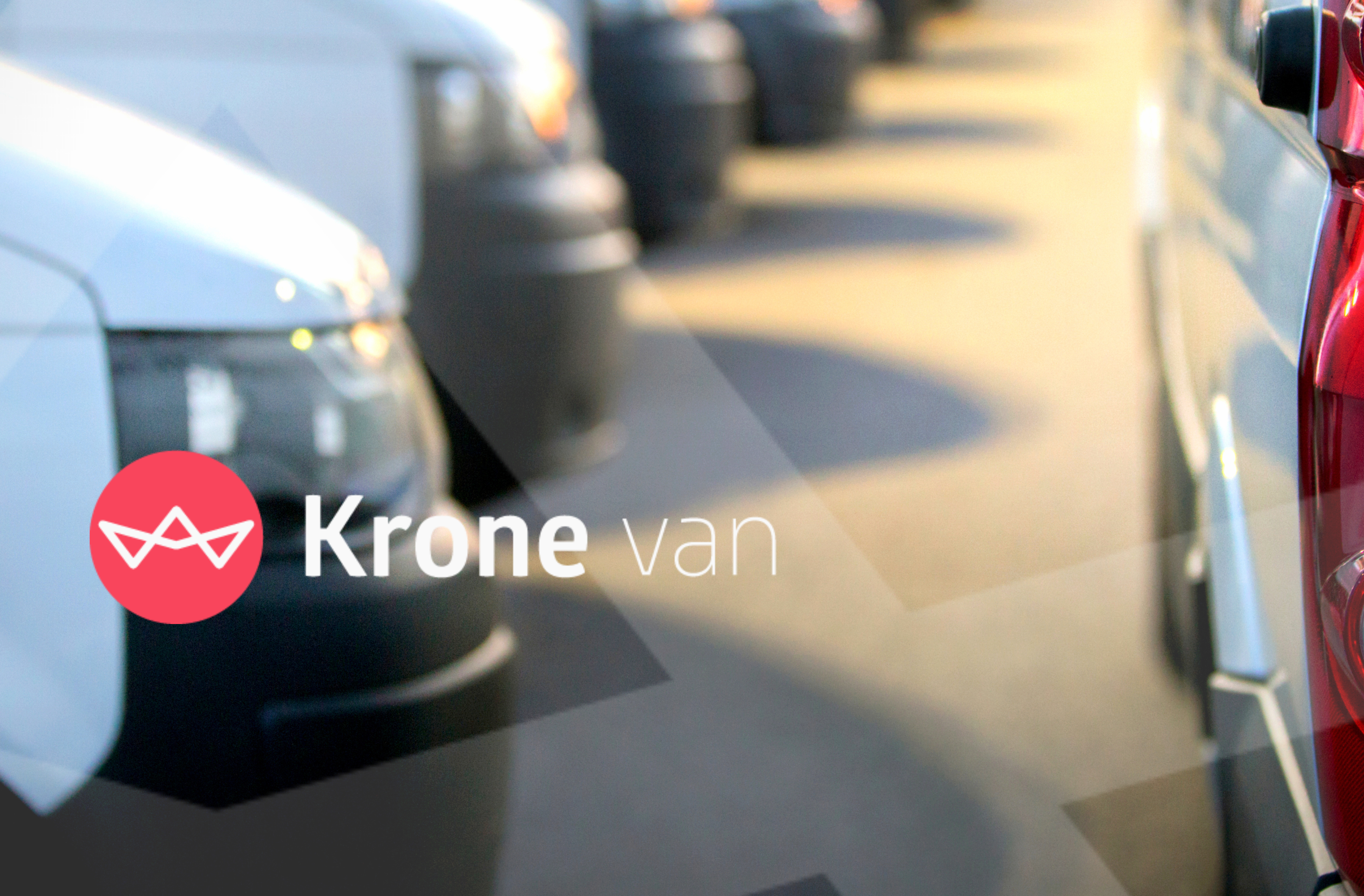 Varebiler i baggrunden med krone van logo i forgrunden