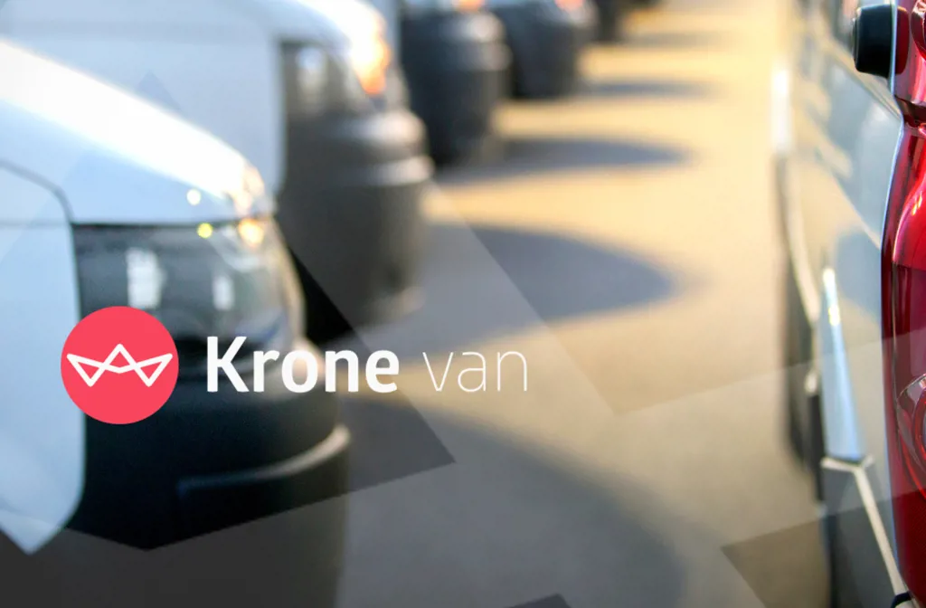 Varebiler i baggrunden med krone van logo i forgrunden