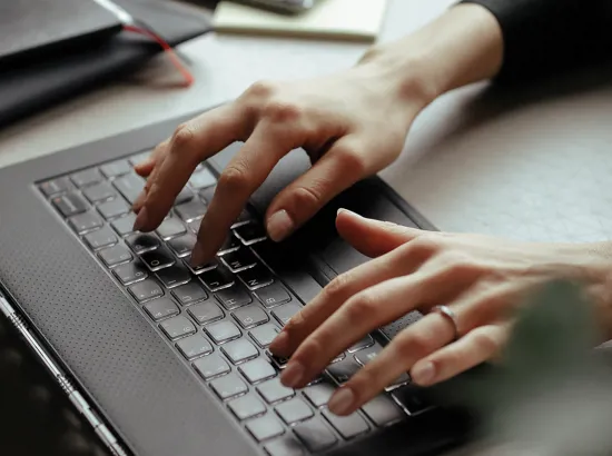 Hænder på et tastatur.