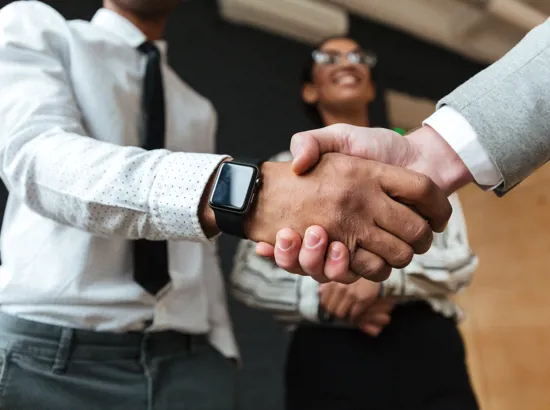 To parter giver hinanden hånden efter at have indgået en leasingaftale.