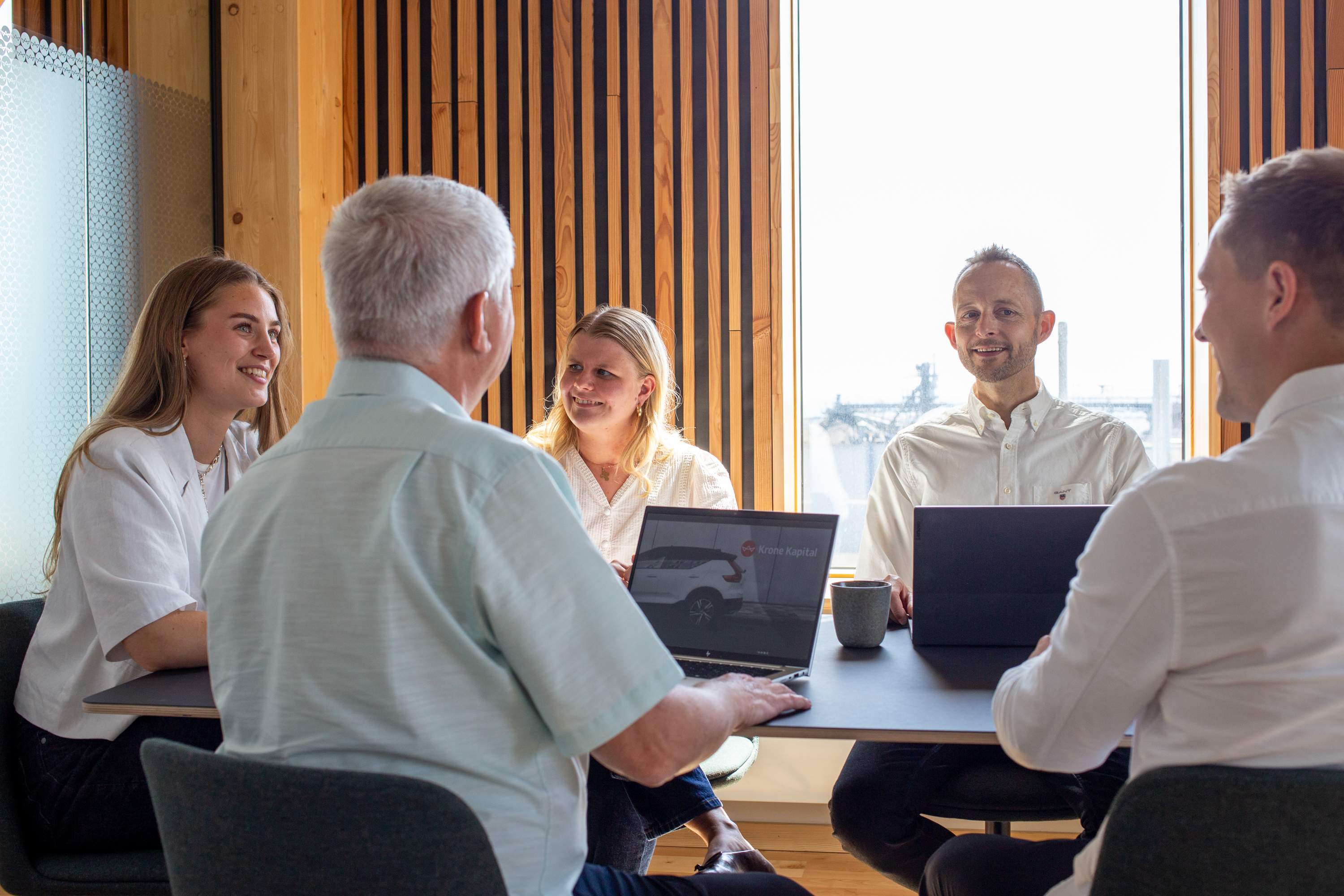 Glade kollegaer holder møde på kontoret i TRÆ på Sydhavnen i Aarhus.