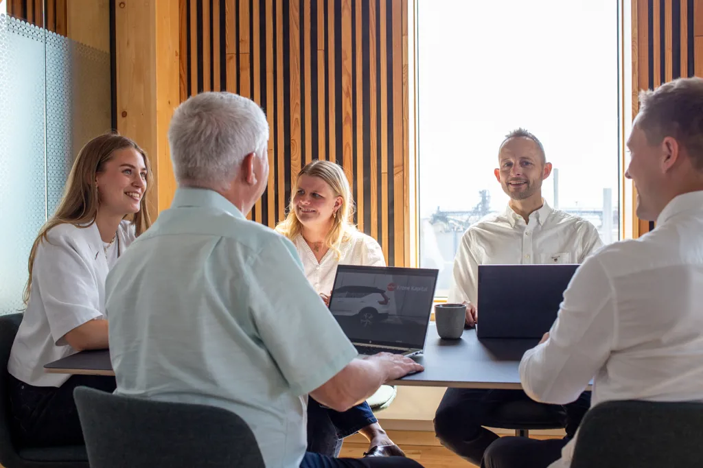 Glade kollegaer holder møde på kontoret i TRÆ på Sydhavnen i Aarhus.