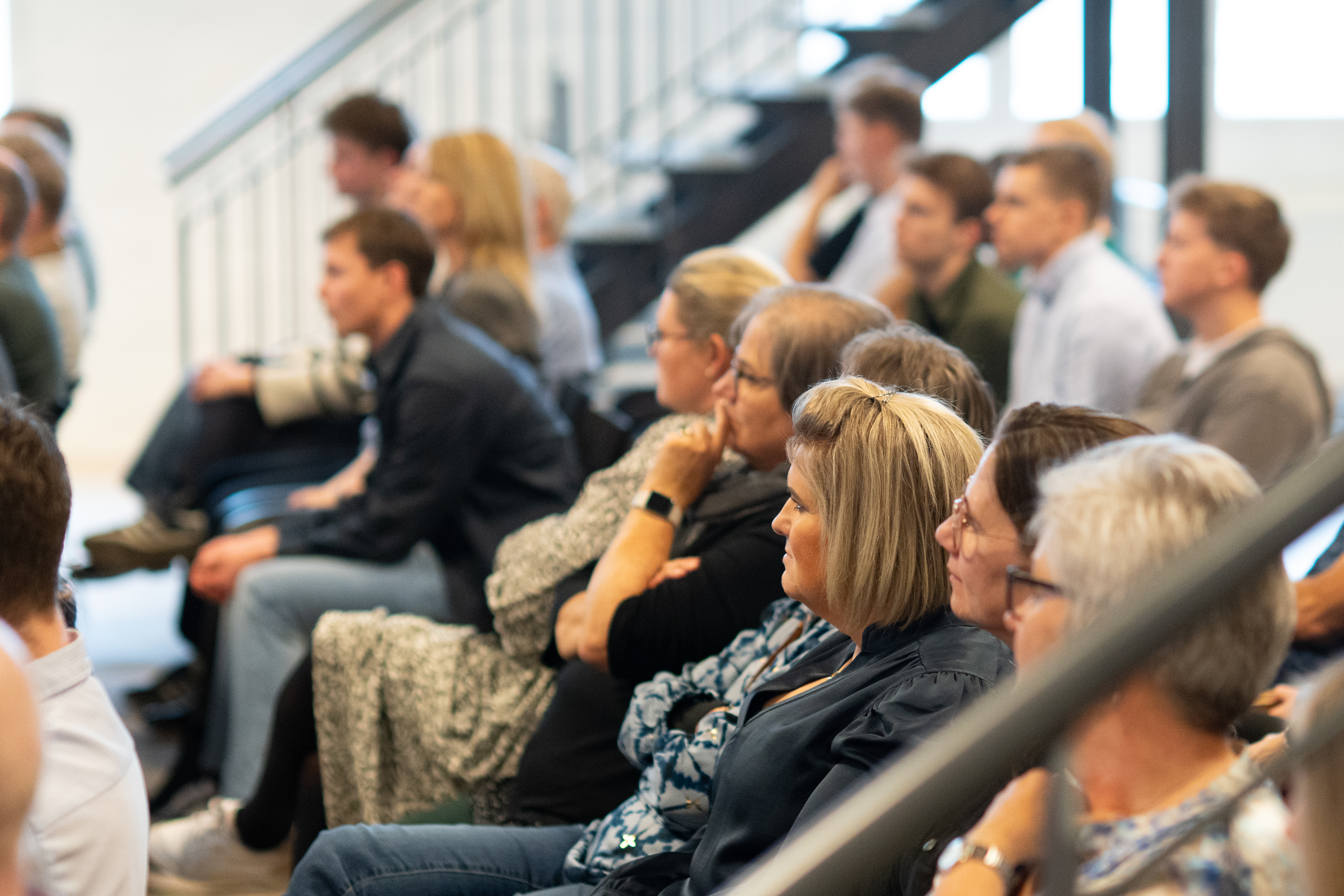 Kollegaer sidder og lytter til at vores nye strategi for 2025 bliver præsenteret.