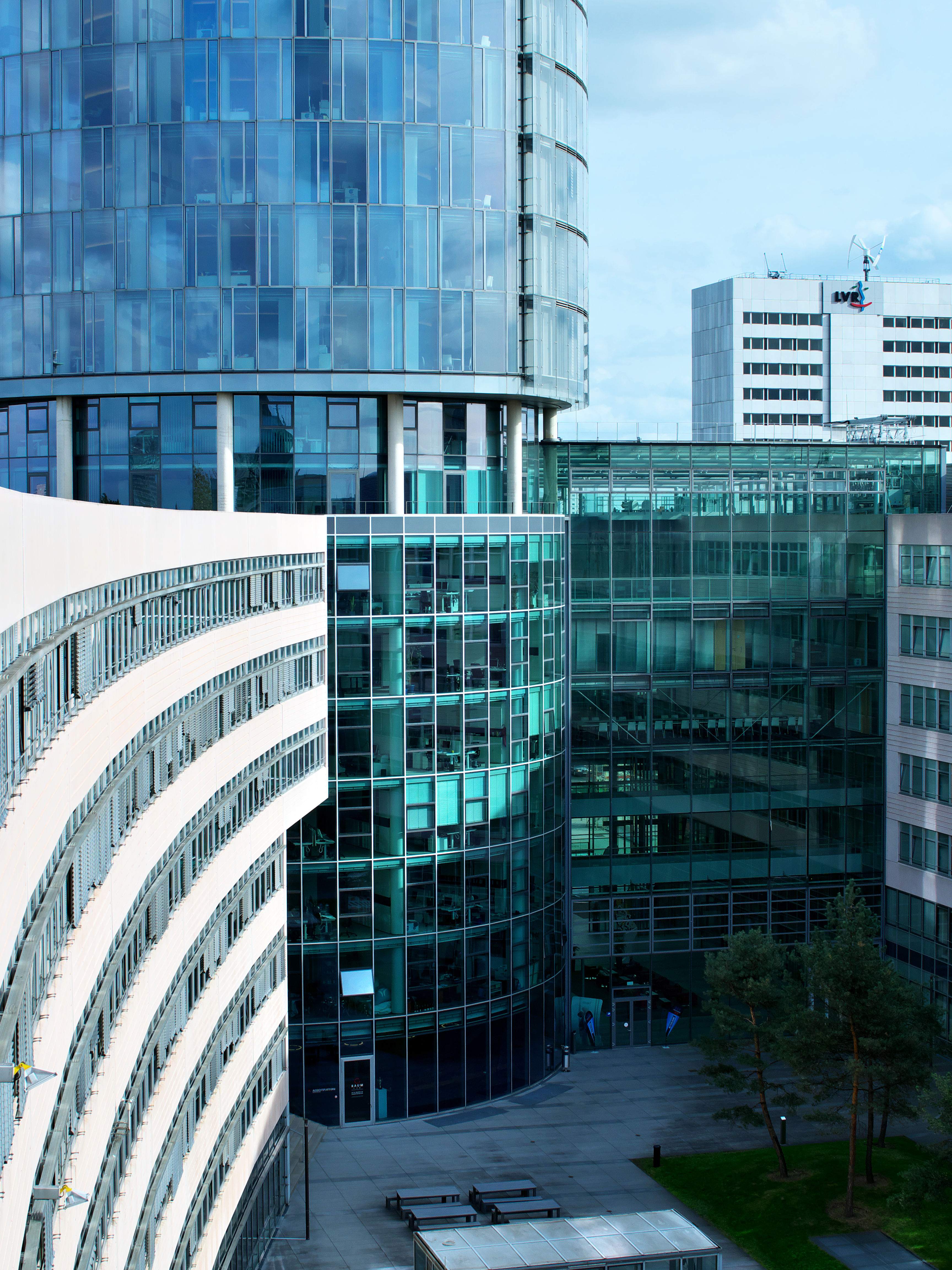 Moderne kontorbygning i glas.