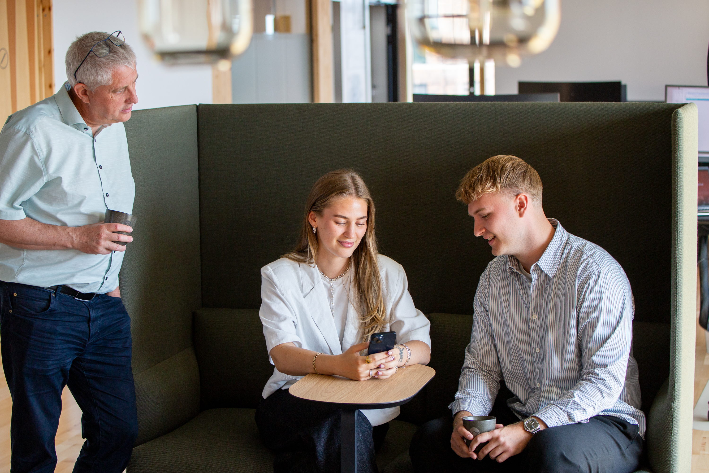 Kollegaer fra Krone Kapital sidder og dele inspiration om leasing.