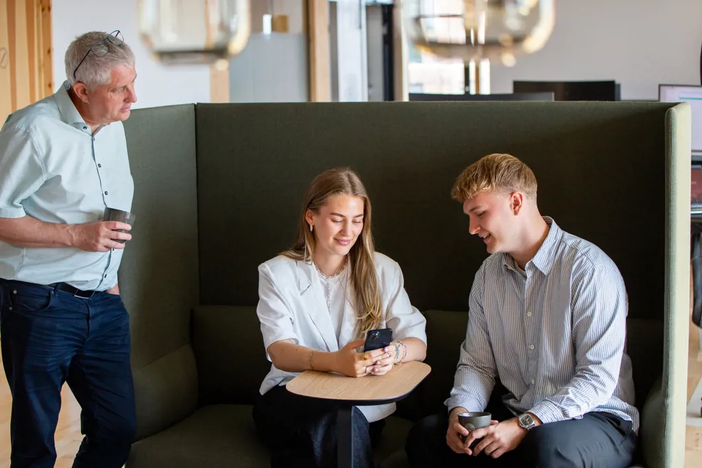 Kollegaer fra Krone Kapital sidder og dele inspiration om leasing.