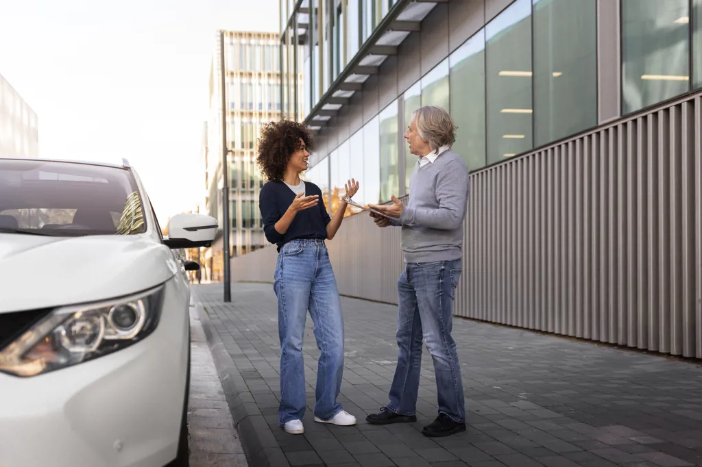 Mand og kvinde står på gaden efter et møde med deres leasingkonsulent.