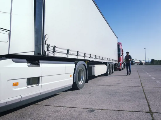 En lastbil der holder parkeret.