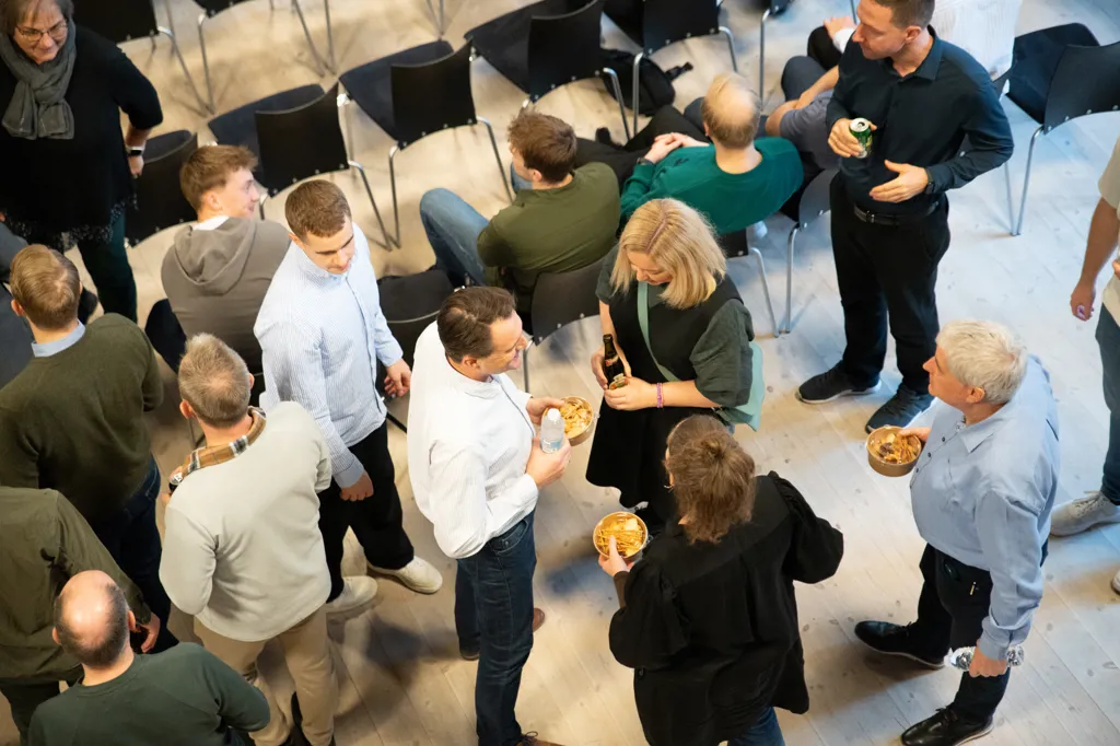 Krone Kapital kollegaer mingler inden strategien for 2025 bliver præsenteret.