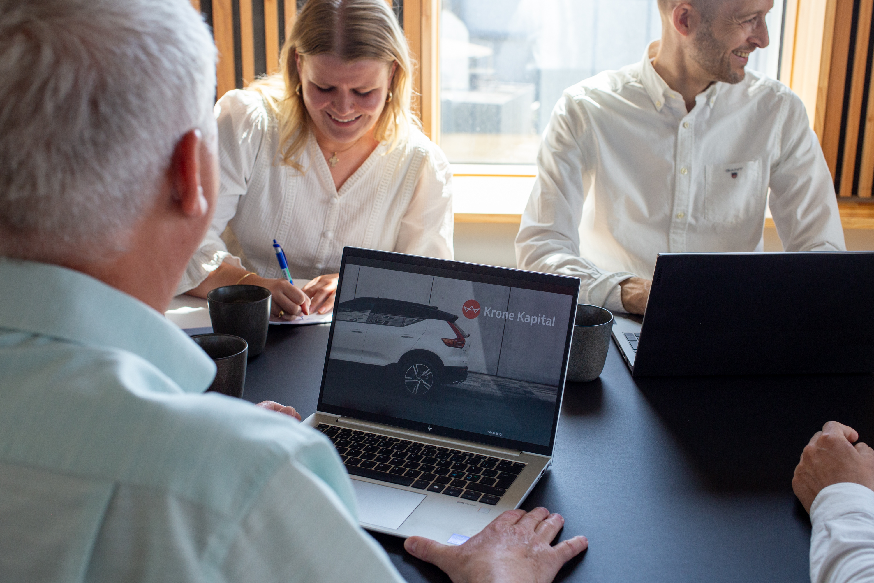 Arbejdsglæde på kontoret i Aarhus. Møde mellem kollegaer.