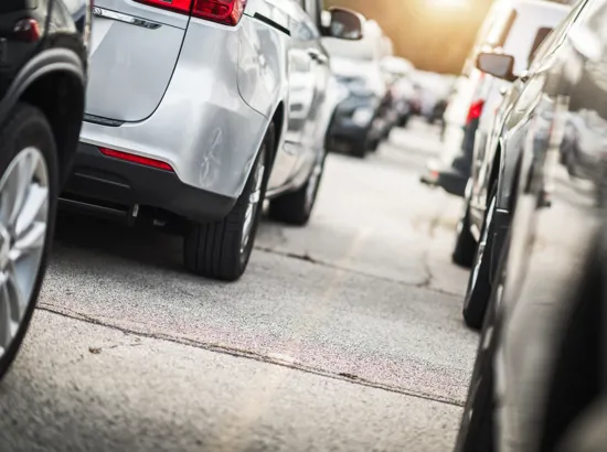 Biler der kører på vejem og som symboliserer at vi tilbyder erhvervsleasing, der matcher alle behov.