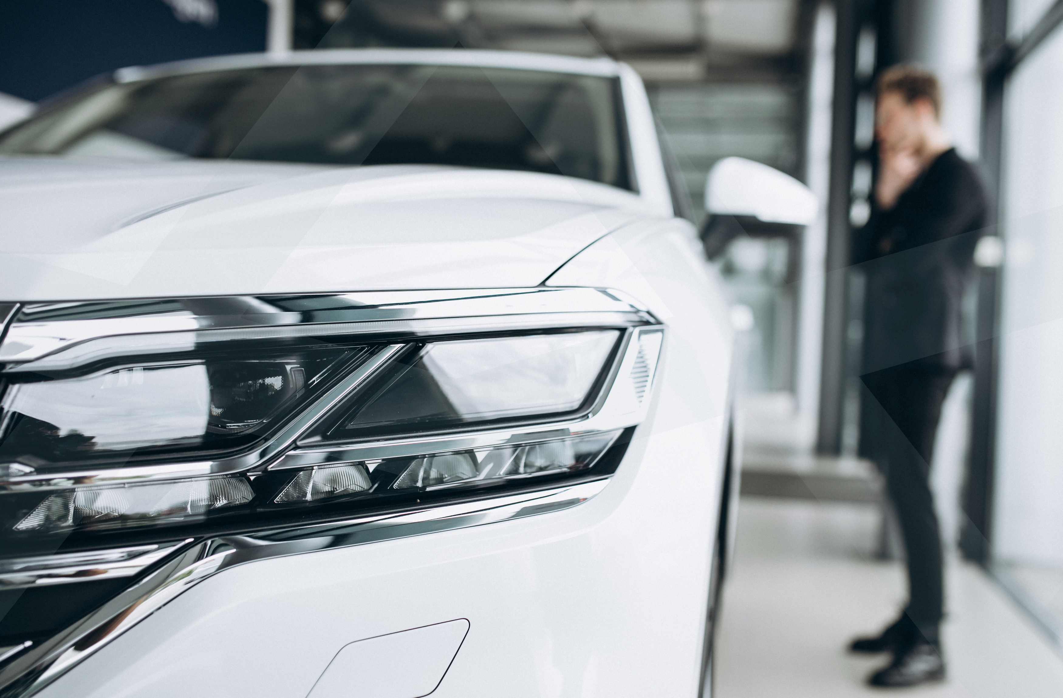 En mand står og kigger på en ny hvid leasingbil med Krone Kapital logo.